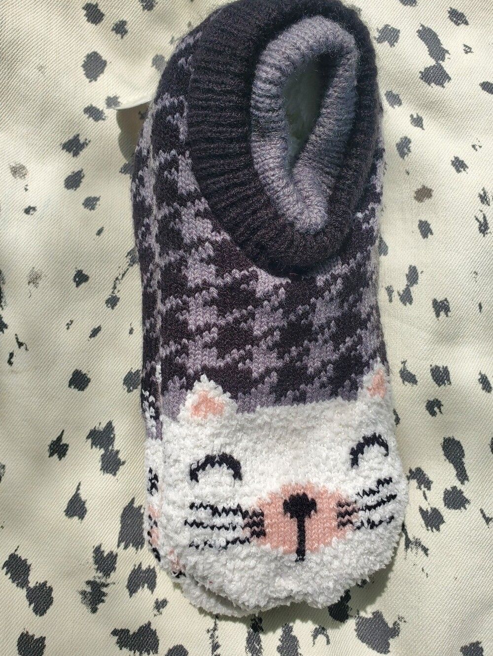 *NWT* Fuzzy Baba Cozy Cat No-Show Slipper Socks Gripper Buttoms Size 9-11